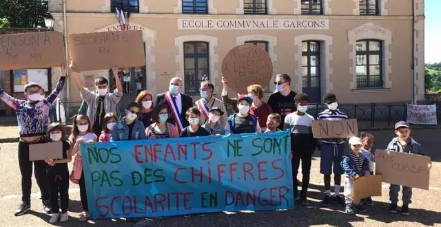 photo  les élus, entourés des parents, des enseignants et des enfants, ne veulent rien lâcher.  &copy;  le maine libre 