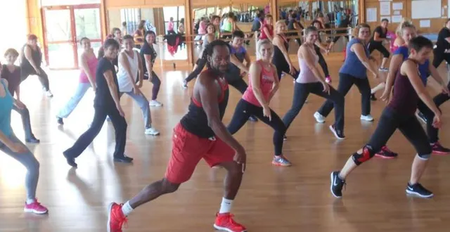 photo  les activités ont repris au smos gym et danse (ici, la zumba) avec le respect des distanciations. les inscriptions pour la rentrée sont déjà réalisées avec un maximum de 30 élèves par cours pour les adultes, 15 pour les enfants.  &copy;  ouest-france 