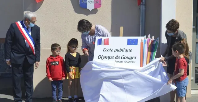 photo  leya, léonie, mathis et lucien, élèves de l’école, ont dévoilé la nouvelle plaque de leur établissement.  &copy;  le maine libre 