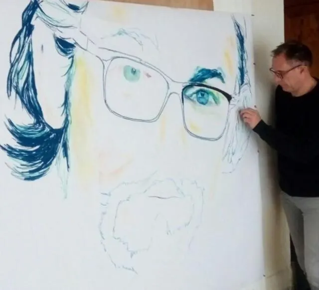 photo al1 réalisant une esquisse du portrait de lorànt deutsch, situé place dom guéranger, dans la rue de l’ile.  ©  virginie guilloteau