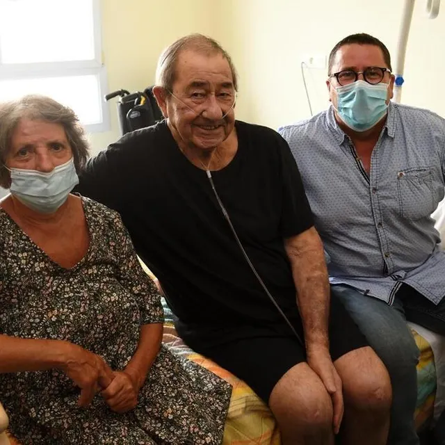 photo jean-pierre renou, dans sa chambre de l’hôpital de baugé où il poursuit sa convalescence?, entouré de son épouse, mauricette, et d’un de ses quatre enfants, franck, par ailleurs responsable du service restauration de cet établissement de santé.  ©  co – laurent combet