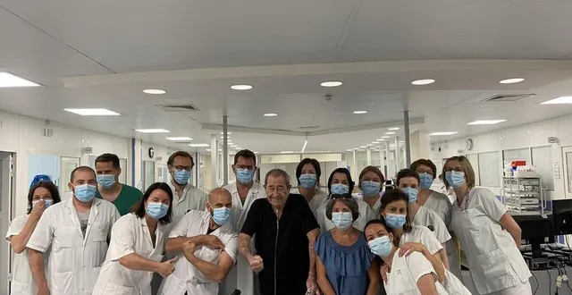 photo  angers, chu, 8 juin 2021. « beaucoup d’émotion pour le départ de notre champion après 200 jours de réa. bonne route ! », avait partagé sur twitter le professeur lasocki (au centre, second plan) en s’adressant à jean-pierre renou.  &copy;  dr 