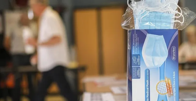 photo  désinfectant, masque et gel hydroalcoolique sont de rigueur dans les bureaux de vote.  &copy;  archives le maine libre denis lambert 