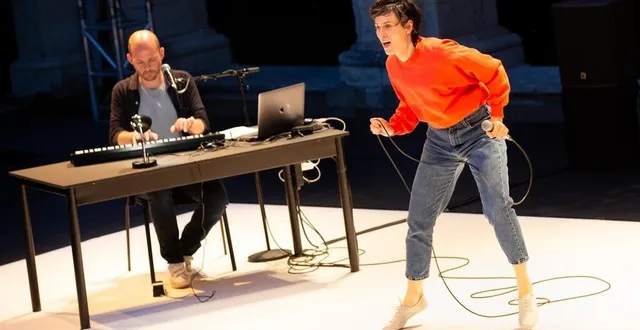 photo  angers, cloître toussaint, le 18 juin 2021. clotilde hesme et pascal sangla emportent toute raison sur leur passage avec ce texte original et réjouissant.  &copy;  régine lemarchand 