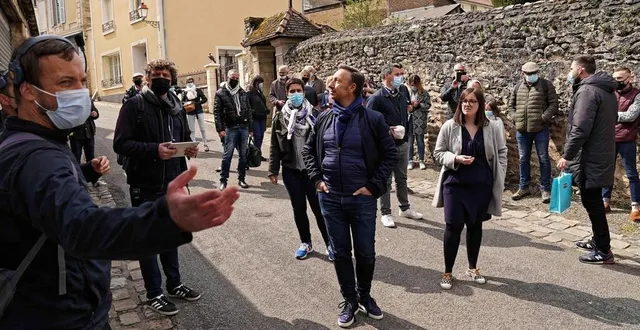 photo  suivi par des admirateurs, stéphane bern découvre fresnay-sur-sarthe. « j’aime tous les villages où je me rends pour l’émission. »  &copy;  ouest-france 
