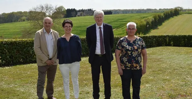 photo  dominique le mener et françoise lelong entourés de leurs suppléants, nadine mercier, maire de valennes et michel froger, maire de saint-michel-de-chavaignes.  &copy;  archives le maine libre 