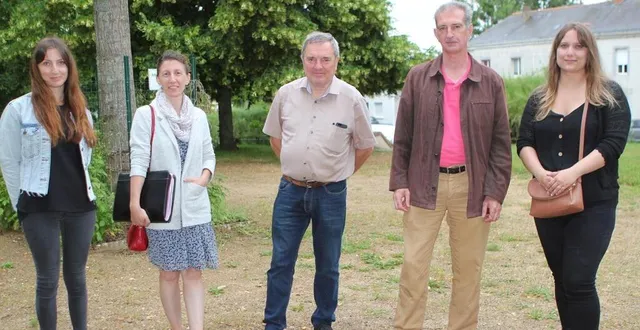 photo  margaux bourdais (mairie de crosmières), agnès roger (cpie), jean-yves denis (maire), nicolas chauvin (vice-président du pays vallée du loir), amandine perriaud (chargée de mission au pays vallée du loir).  &copy;  le maine libre 