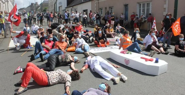photo  les « victimes de la disparition des urgences » ont marqué un arrêt avenue de tours.  &copy;  le maine libre 