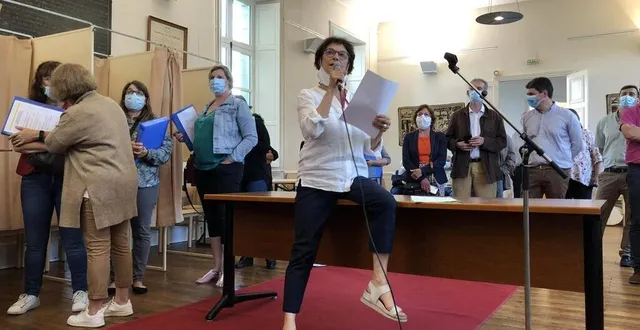 photo  les résultats viennent d’être proclamés à l’hôtel de ville de la flèche ce dimanche 20 juin 2021.  &copy;  ouest-france 