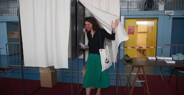 photo  lors du premier tour des élections départementales et régionales, dimanche, dans un bureau de vote à douarnenez (finistère).  &copy;  yves-marie quemener, ouest-france 