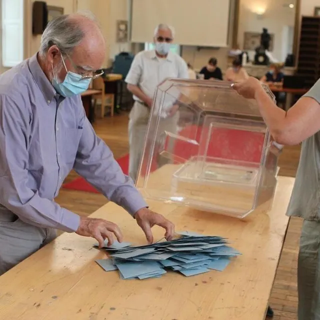 photo les sortants socialistes ont récolté 1 725 bulletins, contre 1 398 pour leurs challengers de droite.  ©  le maine libre