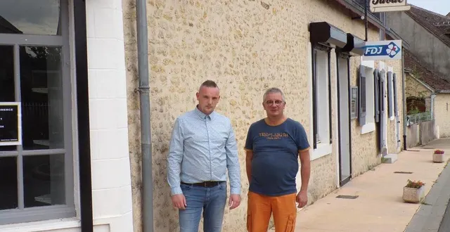 photo  à gauche, le nouveau gérant du multiservices florian deniau en compagnie du maire stéphane cribier.  &copy;  le maine libre 