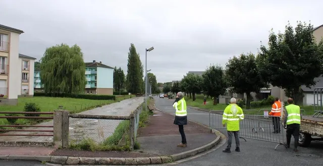photo  les agents de la ville ont installé des barrières pour interdire la circulation aux près gâteaux.  &copy;  ouest-france 