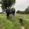 photo  l’artiste harry holtzman, joseph wenger de la ferme de la berouette et silvia mendoza, de la scène nationale 61, présenteront ce samedi 26 juin 2021 une déambulation artistique dans les vergers de la ferme. 