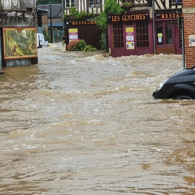 photo l’eau a envahi les rues.  ©  dr