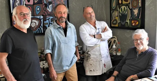 photo  les quatre copains artistes, de gauche à droite, bob moulin, marc chatain, joël lorand, olivier rouyer, dans la salle d’exposition, en arrière-plan, du travail de joël lorand  &copy;  ouest-france 