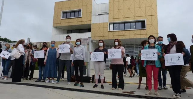 photo  à 7 h 45 mardi matin les enseignants du collège mauboussin se sont rassemblés devant leur établissement  &copy;  le maine libre 