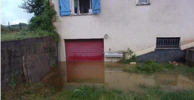 photo  les pompiers ont constaté 80 cm d’eau au sous-sol.  &copy;  le maine libre 