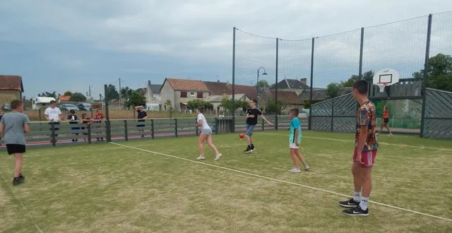 photo  les jeunes participants répondaient à l’invitation de ronan constans, en service civique à la mairie de vaas.  &copy;  le maine libre 