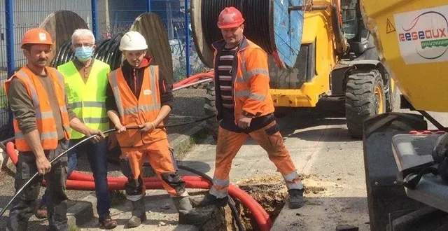photo  après l’enfouissement des réseaux, la dépose des lignes aériennes est programmée pour vendredi matin.  &copy;  ouest-france 