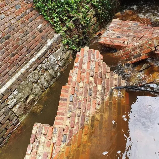 photo une partie du mur, dans l’arrière-boutique de la quincaillerie, est tombée dans le cours d’eau qui passe derrière le commerce.  ©  ouest-france