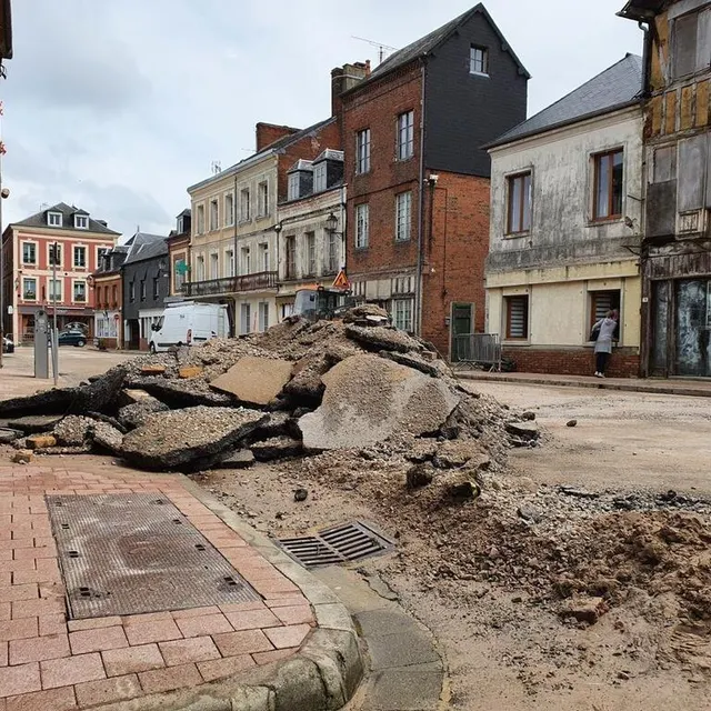 photo les débris s’entassent dans les rues du sap-en-auge. la commune s’appuie sur les agents municipaux et ceux de la communauté de communes pour tout déblayer.  ©  ouest-france