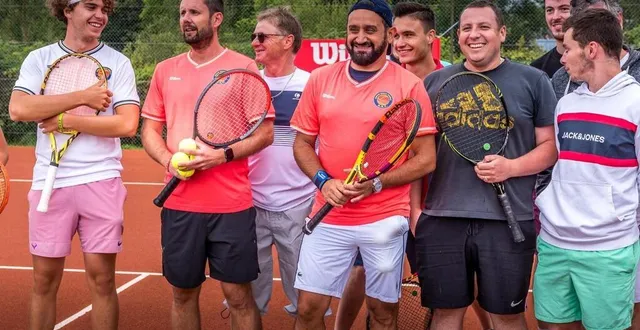 photo  cyril hanouna avec les joueurs de l’anille braye tennis  &copy;  le maine libre 