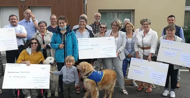 photo  les représentants des associations entourés des membres de la troupe de théâtre la courte échelle.  &copy;  ouest-france 