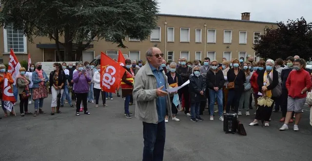 photo  autour de gérard baudry et la section locale ggt, environ 200 personnes se sont rassemblées dans la cour de l’hôpital.  &copy;  le maine libre 