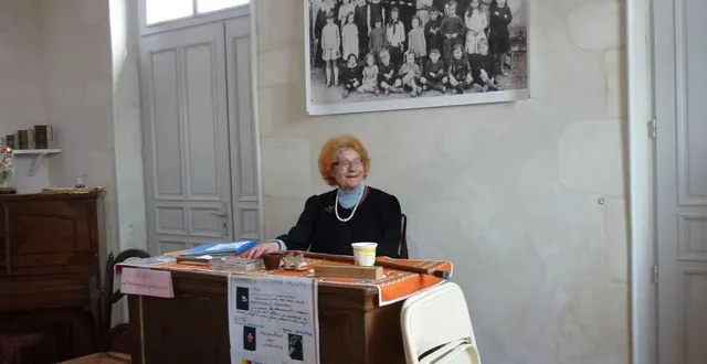 photo  catherine paysan en 2016, au bureau sur l’estrade de la salle de classe de la maison d’école et de l’écrivain. elle aimait accueillir les visiteurs à bonnétable dans cette salle de classe reconstituée où sa mère avait enseigné et où elle était née en 1926.  &copy;  archives le maine libre 