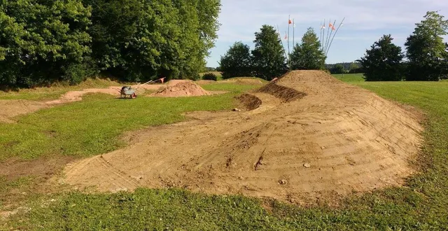 photo  dernière étape du projet : une couche de falun va recouvrir le circuit pour le stabiliser.  &copy;  le maine libre 