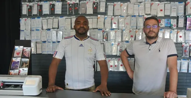 photo  miala, à gauche, et david. le travail dans la complicité et la bonne humeur.  &copy;  le maine libre 