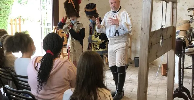 photo  deux élèves ont pu passer des répliques d’uniformes de soldats de la garde impériale.  &copy;  le maine libre 