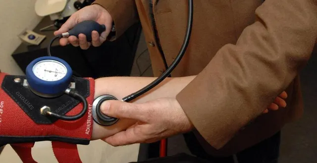 photo  un médecin en train d’ausculter une patiente. photo d’illustration.  &copy;  archives ouest-france 