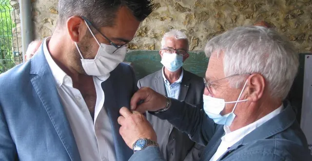 photo  vincent auber reçoit la distinction de chevalier des palmes académiques des mains de michel latouche.  &copy;  ouest-france 