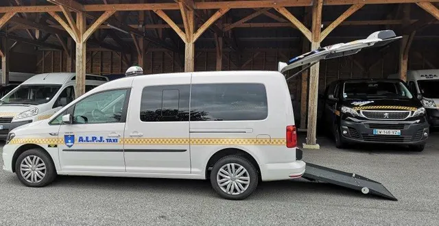 photo  le parc des véhicules de la société alpj pour le transport des personnes à mobilité réduite et désormais pour le transport de malades assis.  &copy;  ouest-france 