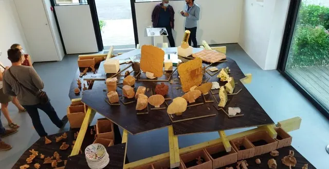 photo  au fond à droite, étienne fleury explique son œuvre aux visiteurs dans le centre d’art ouvert de tous côtés pour l’occasion.  &copy;  ouest-france 