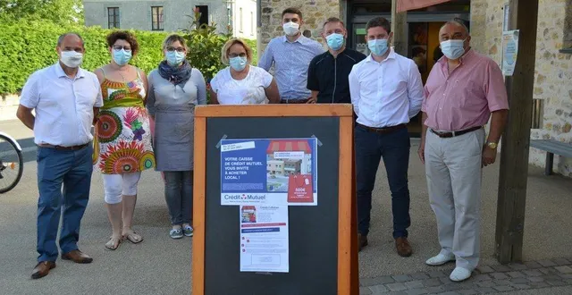 photo  remise des tickets à gratter aux quatre commerçants.  &copy;  le maine libre 