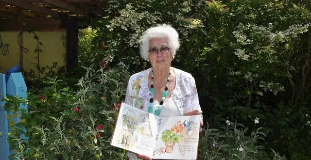 photo  josy here partimbène avec son carnet de voyage « au fil du loir ».  &copy;  ouest-france 