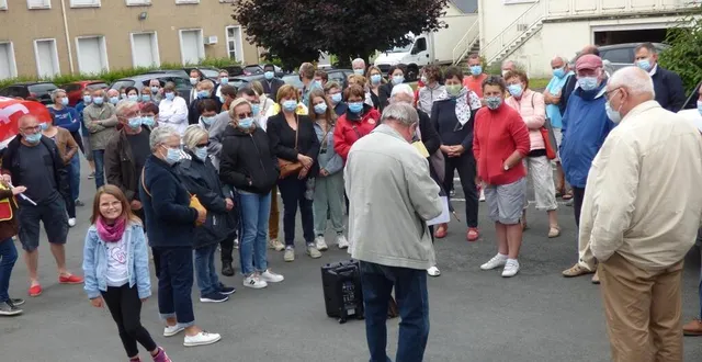 photo  gérard baudry a fait le bilan de l’entretien avec diane petter du groupement hospitalier de territoire auprès des manifestants.  &copy;  ouest-france 