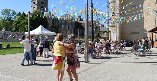 photo  ce dimanche, la guinguette des bords de sarthe revient mais dotée d’un parquet !  &copy;  archives ouest-france 
