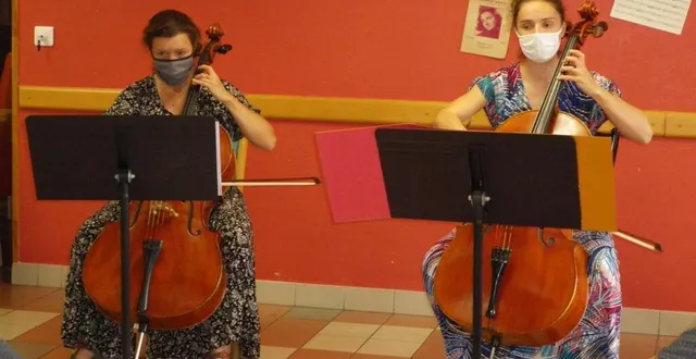 photo  deux violoncellistes de « cellimaine » ont joué à l’ehpad à l’occasion de la fête de la musique.  &copy;  le maine libre 