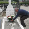 photo antoine le brethon dépose la fleur envoyée par parker morton sur la tombe du sergent wallace.