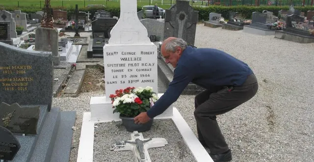 photo  antoine le brethon dépose la fleur envoyée par parker morton sur la tombe du sergent wallace.  &copy;  ouest-france 