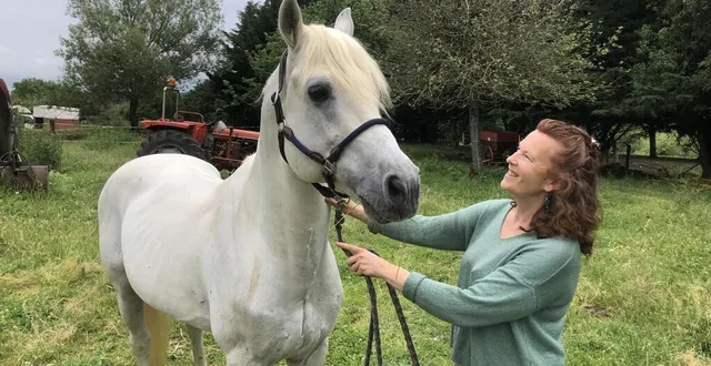photo  solange lebranchu avec son protégé, qladdaghduff.  &copy;  le maine libre 