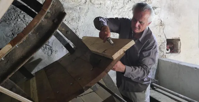 photo  jean-françois monnet, propriétaire avec son épouse isabelle chiaramonti-monnet du moulin de parcé-sur-sarthe depuis 11 ans, s’affaire à la restauration de la roue.  &copy;  le maine libre 
