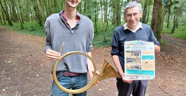 photo  jean de falandre, animateur de la charte forestière et gérard lambert, maire de teloché, au cœur du bois du rancher où sera projeté en plein air le film « les enfants du marais », le jeudi 1er juillet à 21 h 45.  &copy;  le maine libre 