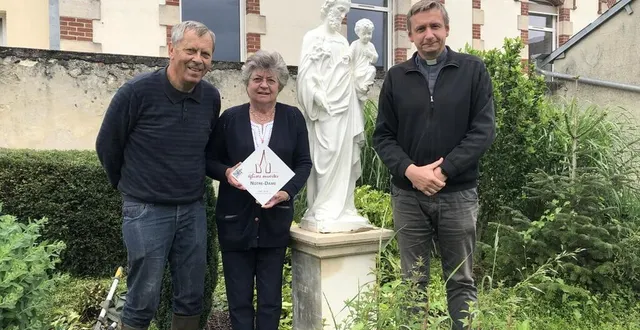 photo  jean-pierre mallet, vice-président de l’association des amis de l’église notre-dame d’écouché ; brigitte de beaumont, secrétaire, et le père alexis de brébisson, curé de la paroisse notre-dame du val-d’orne et président de l’association.  &copy;  ouest-france 