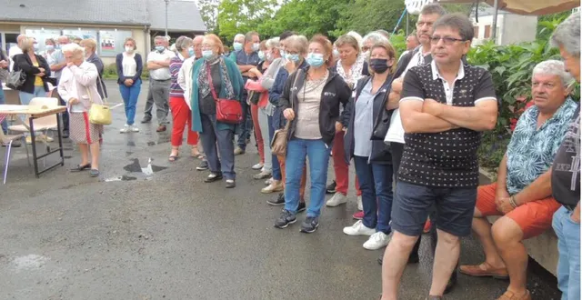 photo  amis et avoisiens étaient présents à l’inauguration.  &copy;  le maine libre 