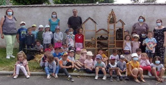 photo  philippe durr et ses élèves présentent l’hôtel à insectes.  &copy;  le maine libre 